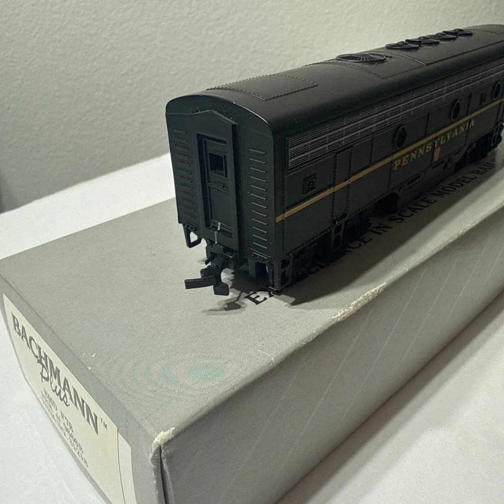 BACHMANN‎ Plus HO 31218 EMD F7B Pennsylvania PRR 9666B Boxed W/paperwork
